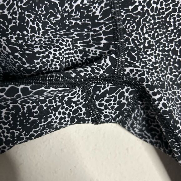 Lululemon In Movement Everlux Tight 25” Size 6 - Picture 11 of 15